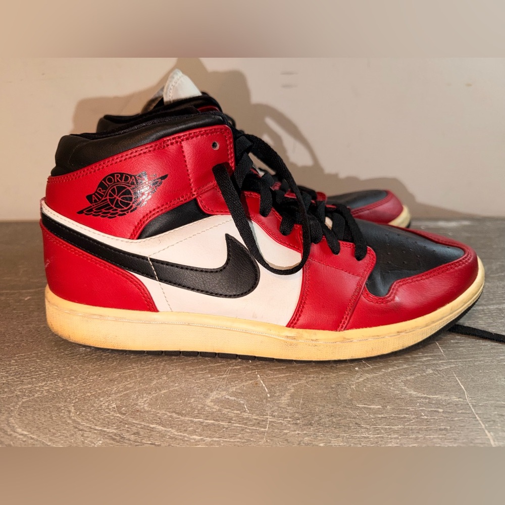 Nike Air Jordan 1 Mid Chicago